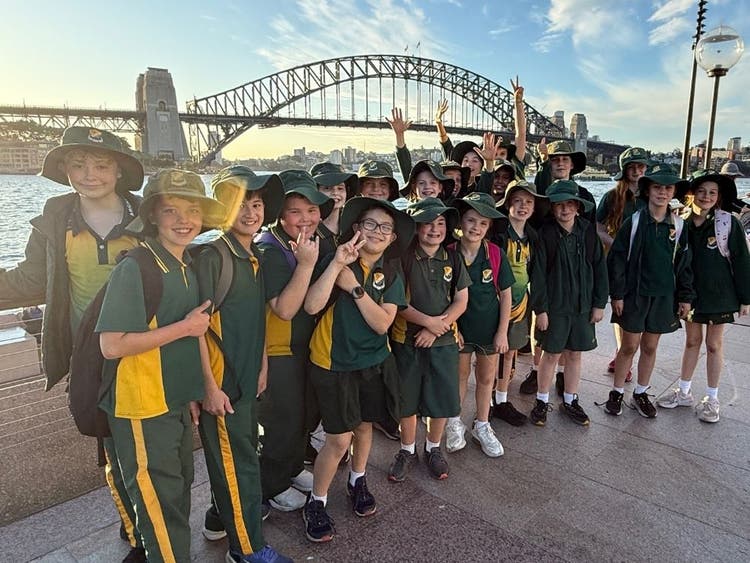 Year 4 to 6 students at the Sydney Harbour bridge