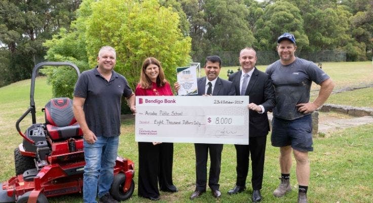 Principal pandc and bendigo bank reps presenting a grant cheque